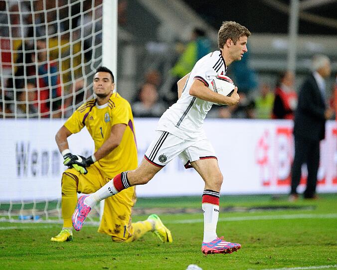 THOMAS MÜLLER - NOTE 4 - Wurde zunächst geschont, kam dann nach 56 Minuten für Schürrle. Nicht sein Abend, der beste deutsche WM-Torschütze von Brasilien blieb ohne große Torgefahr, kommentierte kopfschüttelnd das teils harte Einsteigen der Gäste.