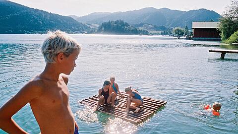 Holzfloß statt Luftmatratze, Süßwasser statt Mittelmeer: Auch immer mehr Münchner machen lieber Urlaub an den bayerischen Seen.