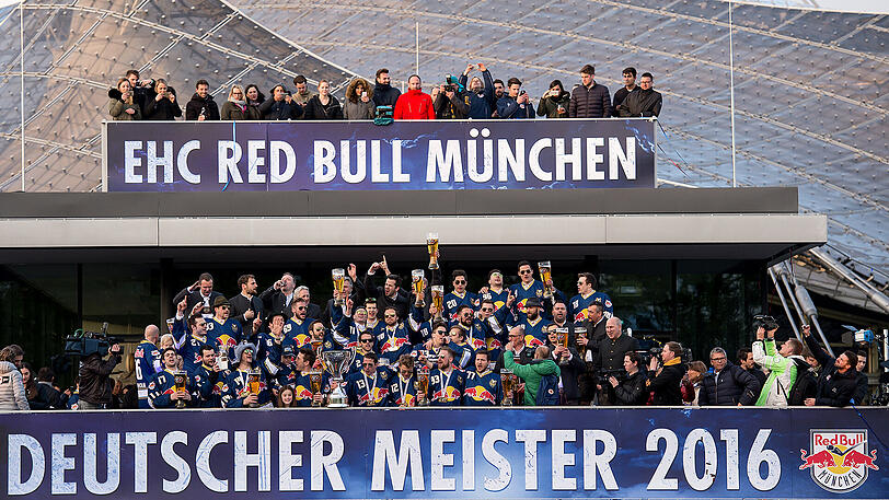 25. April 2016: Die Münchner Eishockeyspieler feiern die Deutsche Meisterschaftvor der Eispporthalle im Olympiapark.