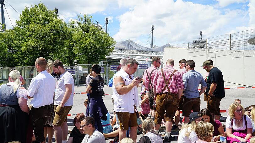 Die Gabalier-Fans sind schon Stunden vor dem Einlaß im Olympiapark - und unschwer zu erkennen.