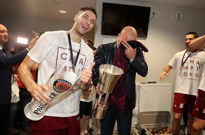 Die Basketballer des FC Bayern feiern ihren ersten Pokalsieg seit einem halben Jahrhundert! Die besten Bilder der feucht-fröhlichen Party...
