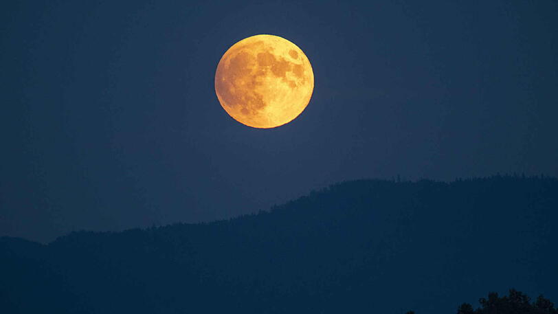Der Vollmond vor der partiellen Mondfinsternis in Riegel im Schwarzwald.