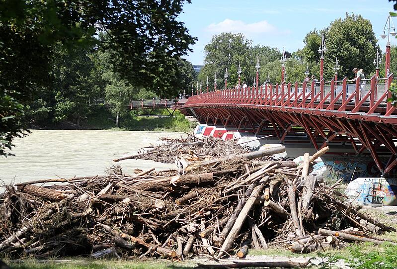 Tonnenschwer drückt das Holz gegen die Brückenpfeiler.