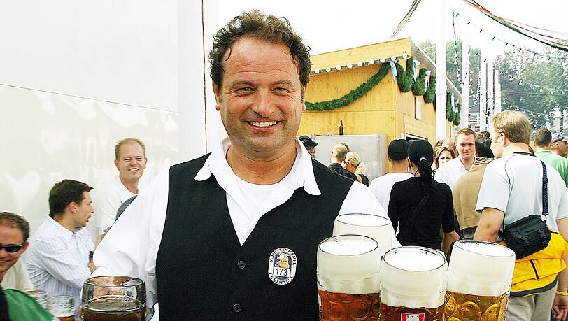 Schon 2006 ist Schießler Bedienung im Schottenhamel-Biergarten. Schon 2006 ist Schießler Bedienung im Schottenhamel-Biergarten.