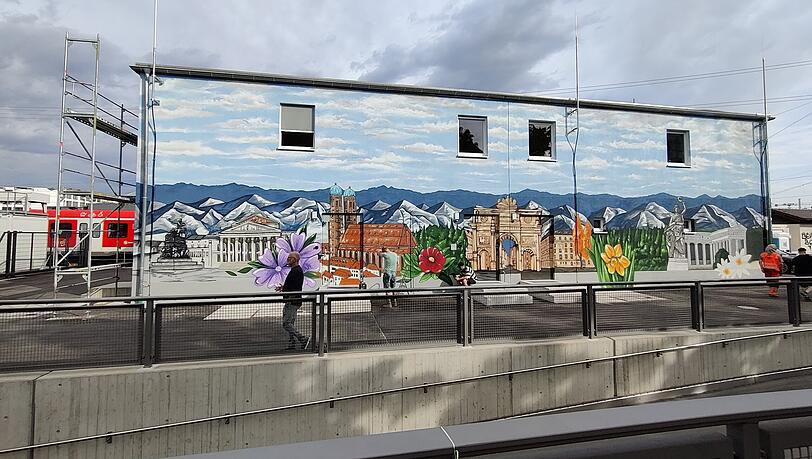 Die Graffiti-Gruppe „Artmos4“ aus Offenbach hat das neue Stellwerk-Haus mit bayerischen Motiven verziert.