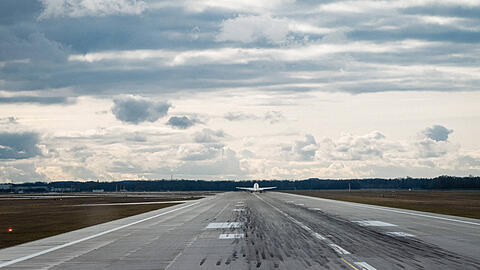 Ein Flugzeug kurz vor dem Abheben auf einer der zwei Start- und Landebahnen am Flughafen M&uuml;nchen.