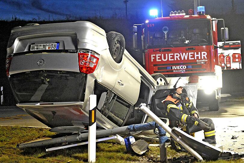 Der KLeinwagen liegt auf dem Dach: Zwei Pkw waren bei abgeschalteter Ampel in einem Kreuzungsbereich in Taufkirchen kollidiert