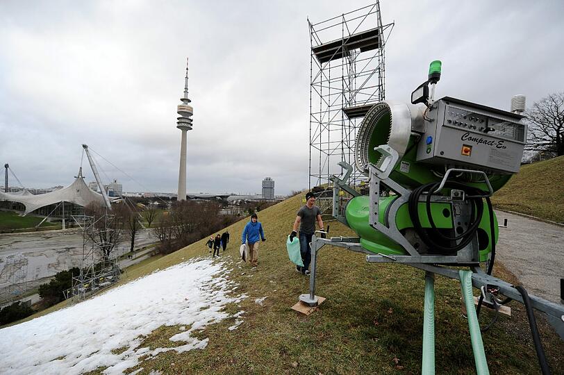 Fast schon ein trauriger Anblick: Wegen Schneemangels musste der Weltcup am Olympiaberg abgesagt werden. Die Bilder