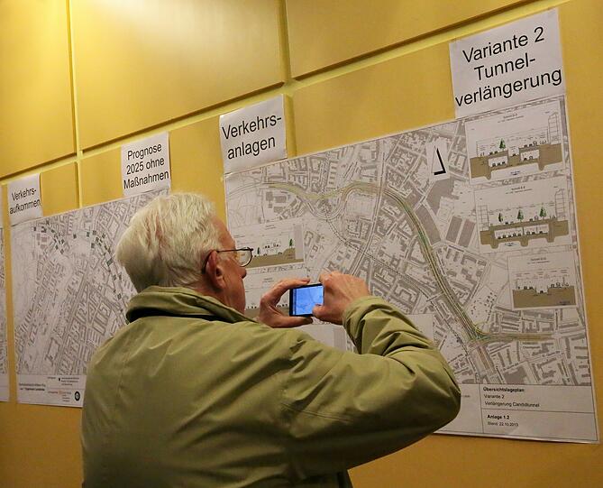 Interesse am Ring: Ein Münchner fotografiert die Variante der Tunnelverlängerung.
