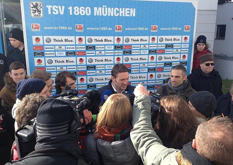 Belagert von Journalisten und Fans: Markus von Ahlen am Montag beim TSV 1860.