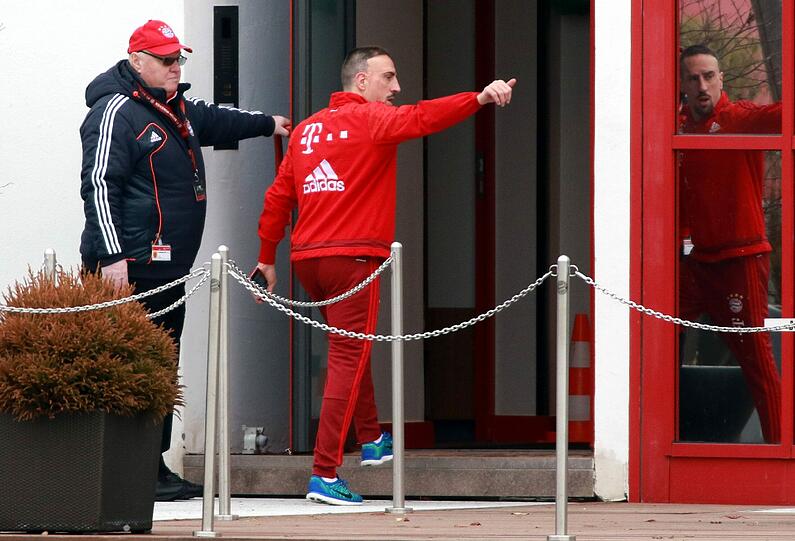 Noch ist der Daumen nicht in der Höhe - doch für Franck Ribéry und seine geplante Rückkehr sieht es gut aus.