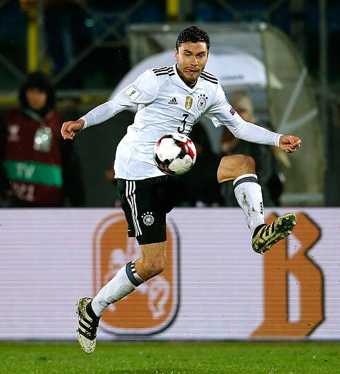 Jonas Hector - Note 2 Wurde in der Defensive einmal kernig von den Beinen geholt, traf dafür vorne zum 3:0 und 5:0: seine Länderspieltore zwei und drei.
