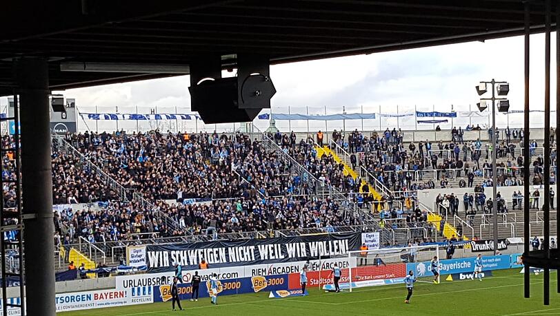 Auch die Sechzig-Fans beteiligen sich am Protest gegen die Kommerzialisierung im Fußball. Auch die Sechzig-Fans beteiligen sich am Protest gegen die Kommerzialisierung im Fußball.