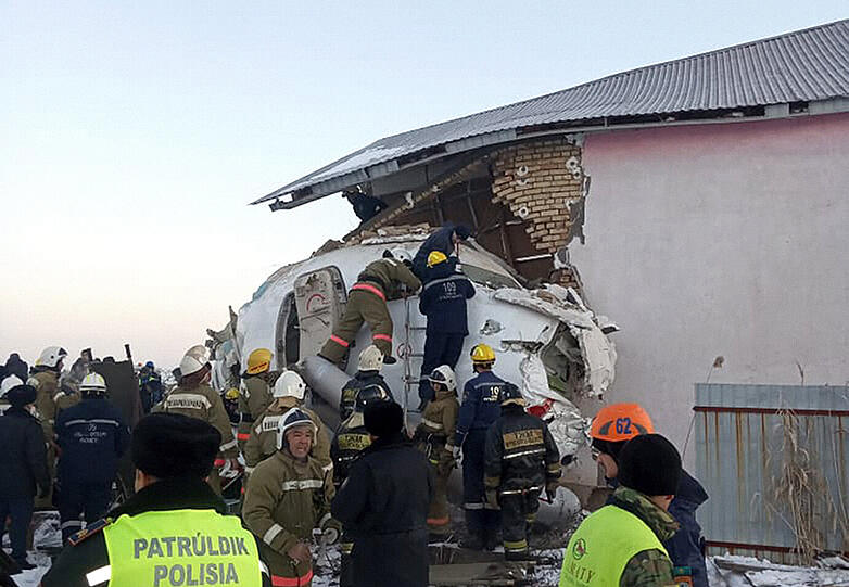 In Kasachstan sind mehr als ein Dutzend Passagiere bei einem Flugzeugabsturz ums Leben gekommen.