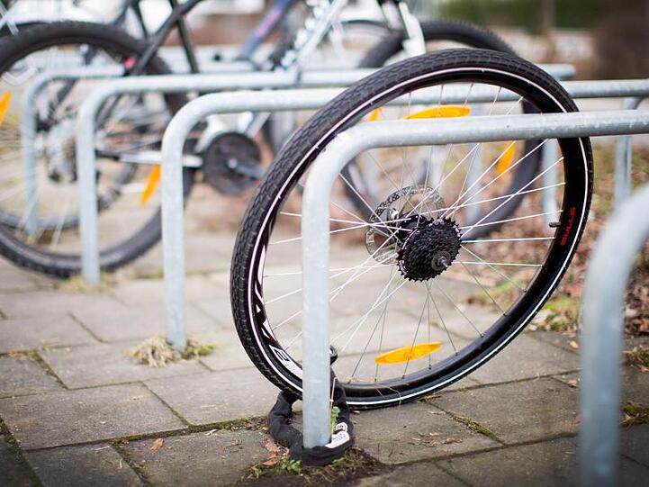 Der Polizeilichen Kriminalstatistik zufolge wurden im vergangenen Jahr bundesweit 271.500 Fahrräder gestohlen, die Aufklärungsquote lag bei 9,2 Prozent.
