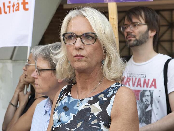 Die Ärztinnen Bettina Gaber (r) und Dr. Verena Weyer (M) stehen mit Unterstützern vor dem Amtsgericht in Berlin.