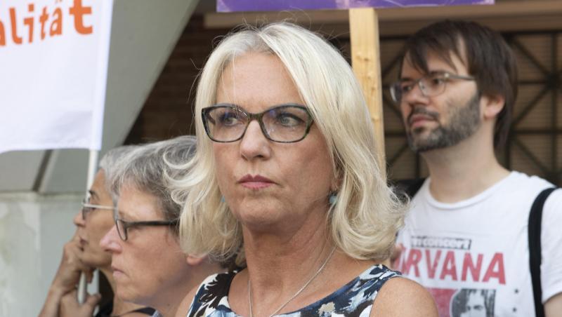 Die Ärztinnen Bettina Gaber (r) und Dr. Verena Weyer (M) stehen mit Unterstützern vor dem Amtsgericht in Berlin. Die Ärztinnen Bettina Gaber (r) und Dr. Verena Weyer (M) stehen mit Unterstützern vor dem Amtsgericht in Berlin.