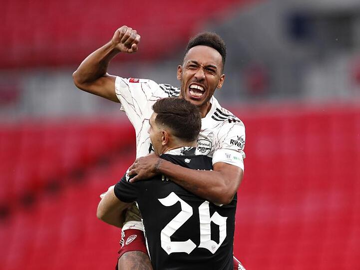 Arsenals Matchwinner Pierre-Emerick Aubameyang (oben) wird von Torhüter Emiliano Martinez gefeiert.
