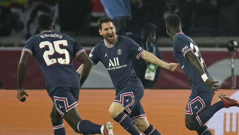 Lionel Messi (M.) feiert seinen ersten Treffer im PSG-Trikot.