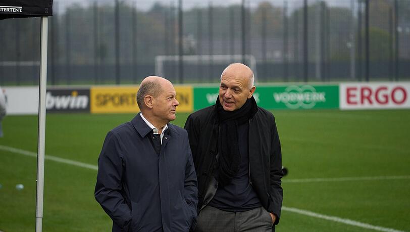 Bundeskanzler Olaf Scholz und im Gespräch mit DFB-Präsident Bernd Neuendorf.