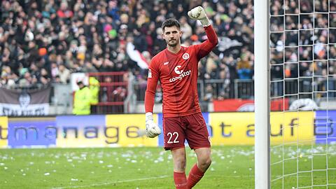 St. Paulis Torwart Nikola Vasilj feiert den Sieg gegen den 1. FC Kaiserslautern.