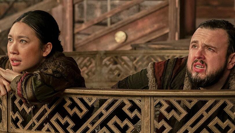 "Game of Thrones"-Star John Bradley (r.) spielt neben Jess Hong eine der Hauptrollen in "3 Body Problem".