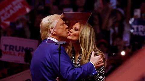 Ein angedeutetes Küsschen hinter dem Teleprompter: Melania und Donald Trump in New York City.