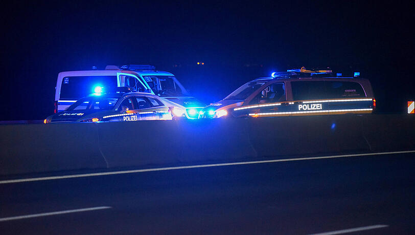 Als der flüchtende Autofahrer am Ende der A8 am Kreisel in München-Obermenzing mit seinem Pkw zum Stehen kam, leistete er Widerstand gegen die Polizeibeamten und wurde vorläufig festgenommen. (Symbolbild)