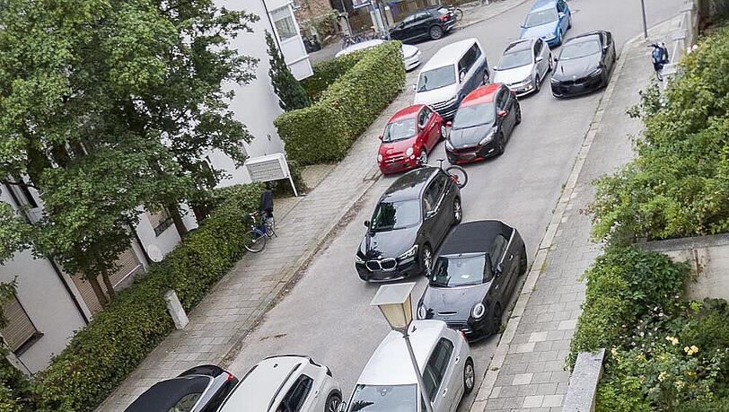 Der Durchgangsverkehr staut sich im Wohngebiet: 600 Autos an einem Tag hat ein Anwohner der Gundelindenstraße in Schwabing gezählt. Sie wird als Abkürzung zum Mittleren Ring genutzt – und das ärgert viele. Der Durchgangsverkehr staut sich im Wohngebiet: 600 Autos an einem Tag hat ein Anwohner der Gundelindenstraße in Schwabing gezählt. Sie wird als Abkürzung zum Mittleren Ring genutzt – und das ärgert viele.
