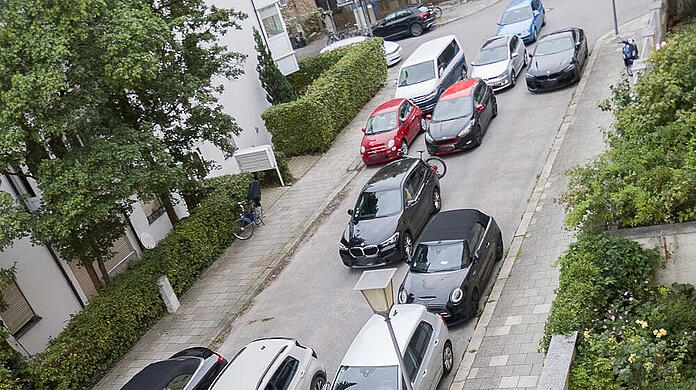 Der Durchgangsverkehr staut sich im Wohngebiet: 600 Autos an einem Tag hat ein Anwohner der Gundelindenstraße in Schwabing gezählt. Sie wird als Abkürzung zum Mittleren Ring genutzt – und das ärgert viele.