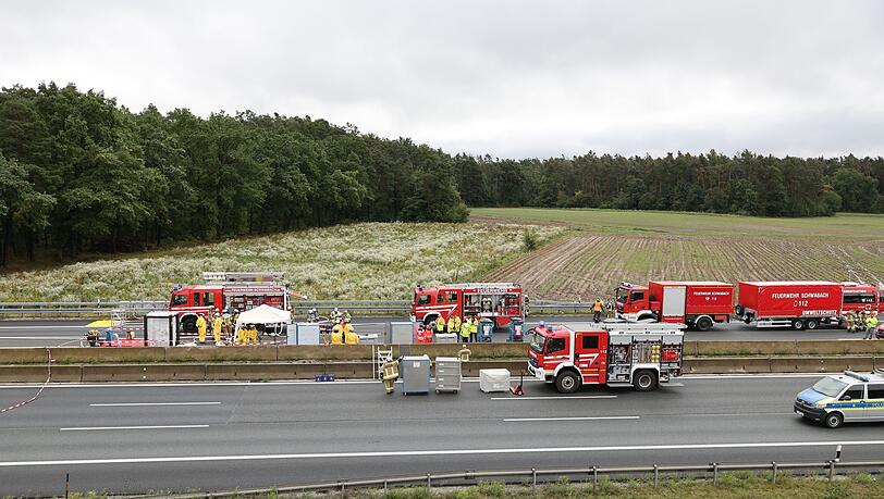Feuerwehrkräfte untersuchten die ausgelaufenen Flüssigkeiten am Unfallort.