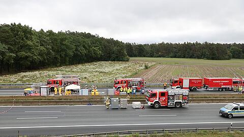 Feuerwehrkräfte untersuchten die ausgelaufenen Flüssigkeiten am Unfallort.