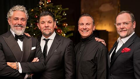 Roland Trettl, Tim M&auml;lzer, Tim Raue und Sepp Schellhorn (v.l.) werden dieses Jahr im Weihnachtsspecial von "Kitchen Impossible" kochen.