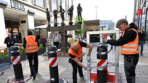Leipzig stellt massive Sperren nach t&ouml;dlicher Amokfahrt auf.