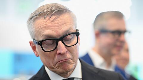 Digitalminister Wildberger testete eine smarte Brille, die die Umgebung des Tr&auml;gers filmt und analysiert.