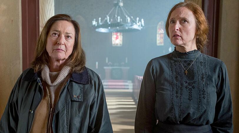Ex-Kommissarin Elisabeth Haller (Charlotte Schwab, links) und Petra Plasse (Deborah Kaufmann) spekulieren, was dem Pfarrer zugestoßen sein könnte. Ex-Kommissarin Elisabeth Haller (Charlotte Schwab, links) und Petra Plasse (Deborah Kaufmann) spekulieren, was dem Pfarrer zugestoßen sein könnte.