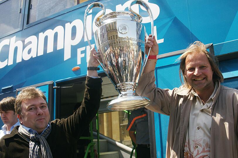 Da ist das Ding! Bei der "Trophy Bus Parade" der UEFA tourt das Objekt der Begierde, der Champions League-Pokal, am Montag gemeinsam mit zahlreichen Promis durch München - sehen Sie hier die Bilder.