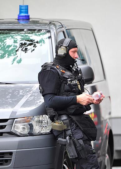 Geiseldrama in Ingolstadt: Ein bewaffneter Mann im Rathaus Geiseln genommen. Gegen 17.44 Uhr hat es sechs Schüsse im Rathaus gegeben!Die Geiselnahme ist beendet. Alle sind am Leben.