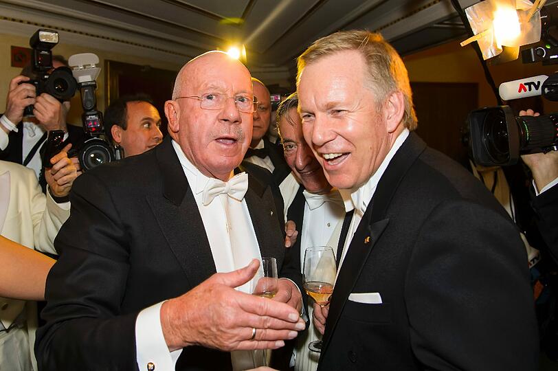 Schließlich spielt sich die Szene genau vor "Mörtels" Loge ab.