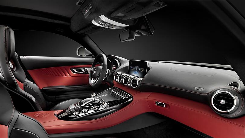 Lassen auch für den Rest des Autos einiges erwarten: Die ersten Bilder vom Interieur des neuen Mercedes-AMG GT. Lassen auch für den Rest des Autos einiges erwarten: Die ersten Bilder vom Interieur des neuen Mercedes-AMG GT.