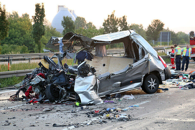 Die Unfallstelle des schweren Busunglücks am 19.07.2014 an der A4 bei Dresden-Neustadt.
