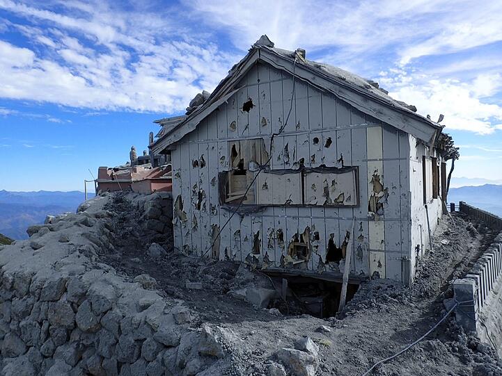 27.9.2014: Der Ausbruch des japanischen Vulkans Ontakesan 200 Kilometer westlich von Tokio kostet mindestens 56 Menschen das Leben. Der 3067 Meter hohe Berg hüllt das Umland in eine dicke Ascheschicht.