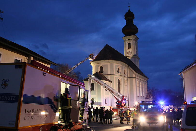 Der Altarraum und die Sakristei der katholischen Pfarrkirche St. Peter in Wörth ist am Ostersonntag durch ein Feuer zerstört worden.