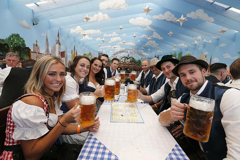 Zünftig war's beim Wiesn-Besuch des EHC.