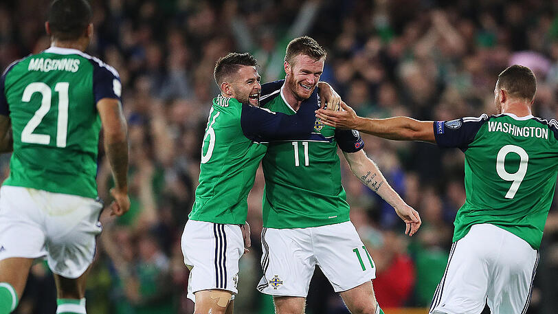 Nordirlands Chris Brunt (Zweiter von rechts) jubelt mit seinen Teamkollegen über seinen Treffer zum 2:0 gegen Tschechien.