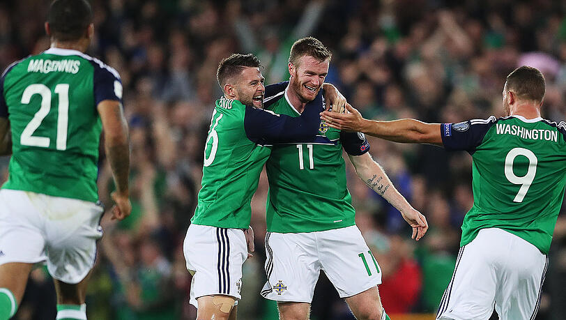 Nordirlands Chris Brunt (Zweiter von rechts) jubelt mit seinen Teamkollegen über seinen Treffer zum 2:0 gegen Tschechien. Nordirlands Chris Brunt (Zweiter von rechts) jubelt mit seinen Teamkollegen über seinen Treffer zum 2:0 gegen Tschechien.