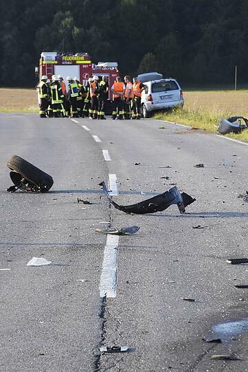 Frontalcrash zwischen zwei VW-Transportern in Straßlach. Die Bilder vom Unfall.