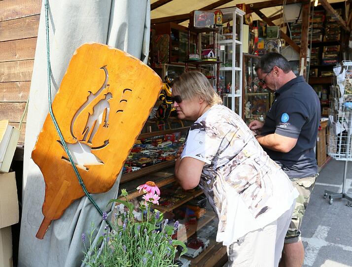 Trödel nicht nur für Trachtler: Viele Münchner besuchten am Wochenende die Auer Dult am Mariahilfplatz