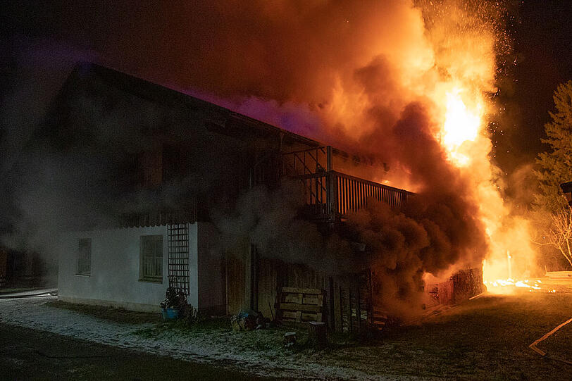 Bei dem Brand ist eine Person leicht verletzt worden, die Ursache für das Feuer ist noch unklar.