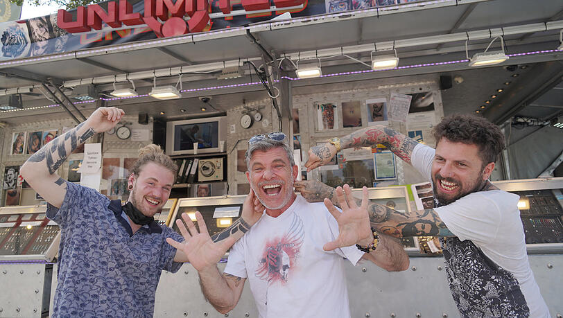 V.l.: Ludwig Schuster, Dennis Pfaff und Florian Gessenauer von Unlimited genießen das Tollwood-Leben. V.l.: Ludwig Schuster, Dennis Pfaff und Florian Gessenauer von Unlimited genießen das Tollwood-Leben.
